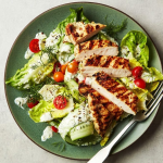 سالاد با مرغ گریل